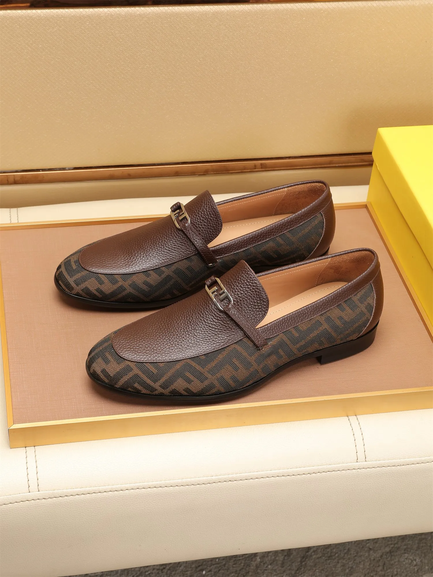 Men's shoes💰460 🕷🕷【FENDI】The latest men's formal leather shoes🇨🇳Classic series not to be missed💯The first layer is made of imported first-layer cowhide☘Original quality, the leather is smooth and delicate🎋Awesome version, perfect streamlined outline🍇Cowhide lining, size 38-44 (customized at 45.46)...